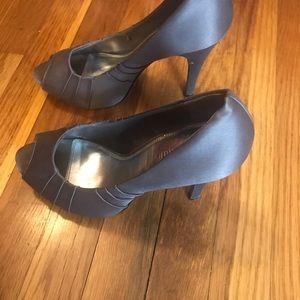 Kelly & Katie gray open toe pumps